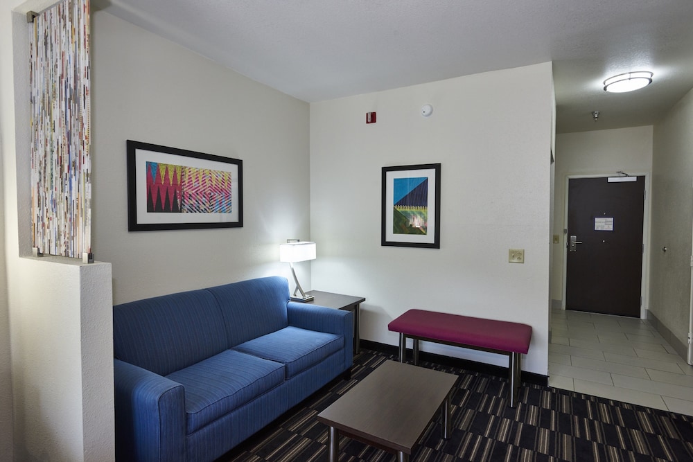 Holiday Inn Express Suites Birmingham South Pelham 35/52