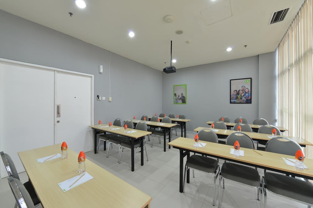 Pop Hotel Bsd City Tangerang 23/39