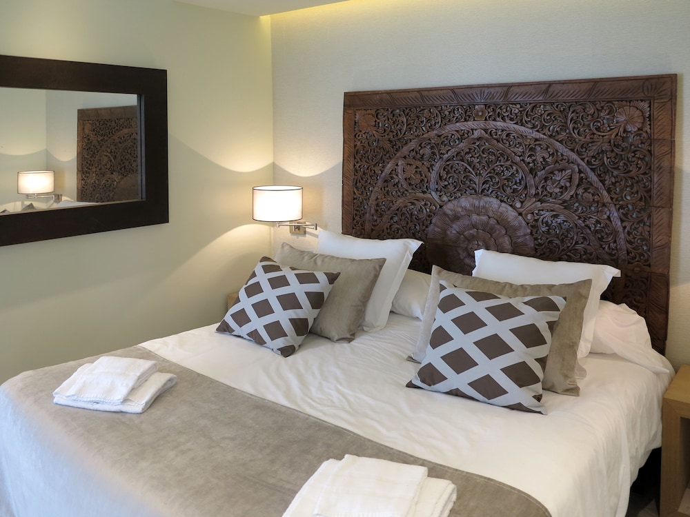 ROOM, DOUBLE BED