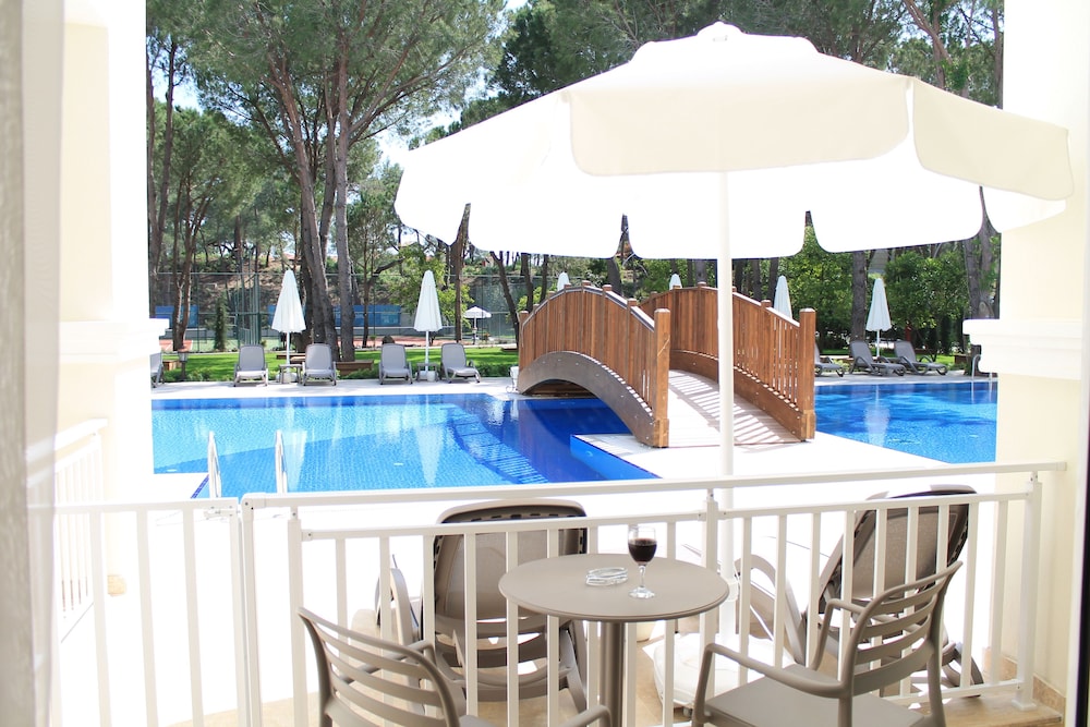 Bellis Deluxe Hotel 76/89