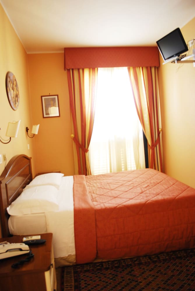 Greta Rooms 8/37