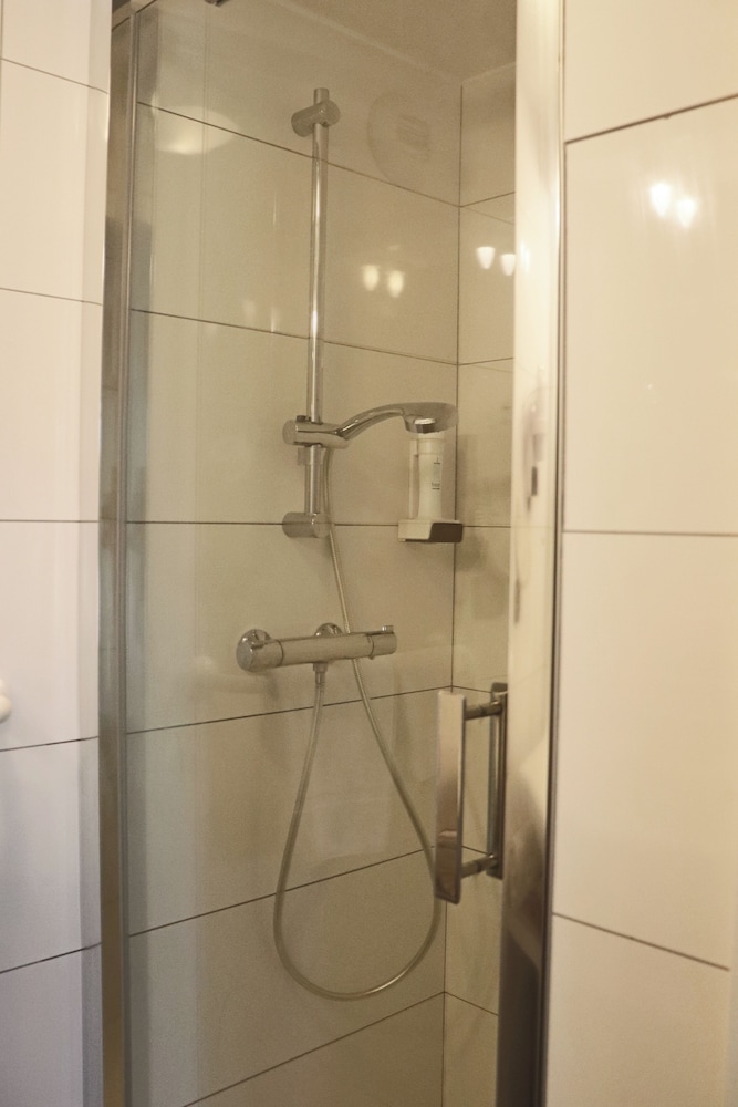 Basic, Twin Beds, Village Hotel 5/5