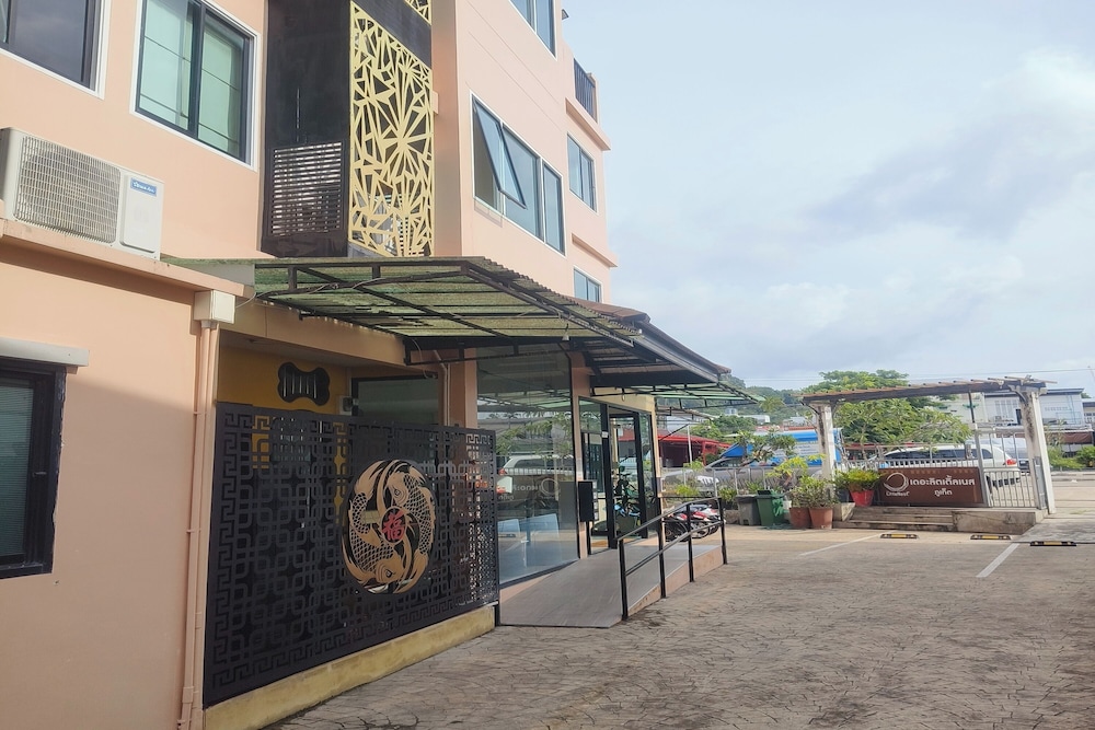 The Little Nest Hotel 6/49