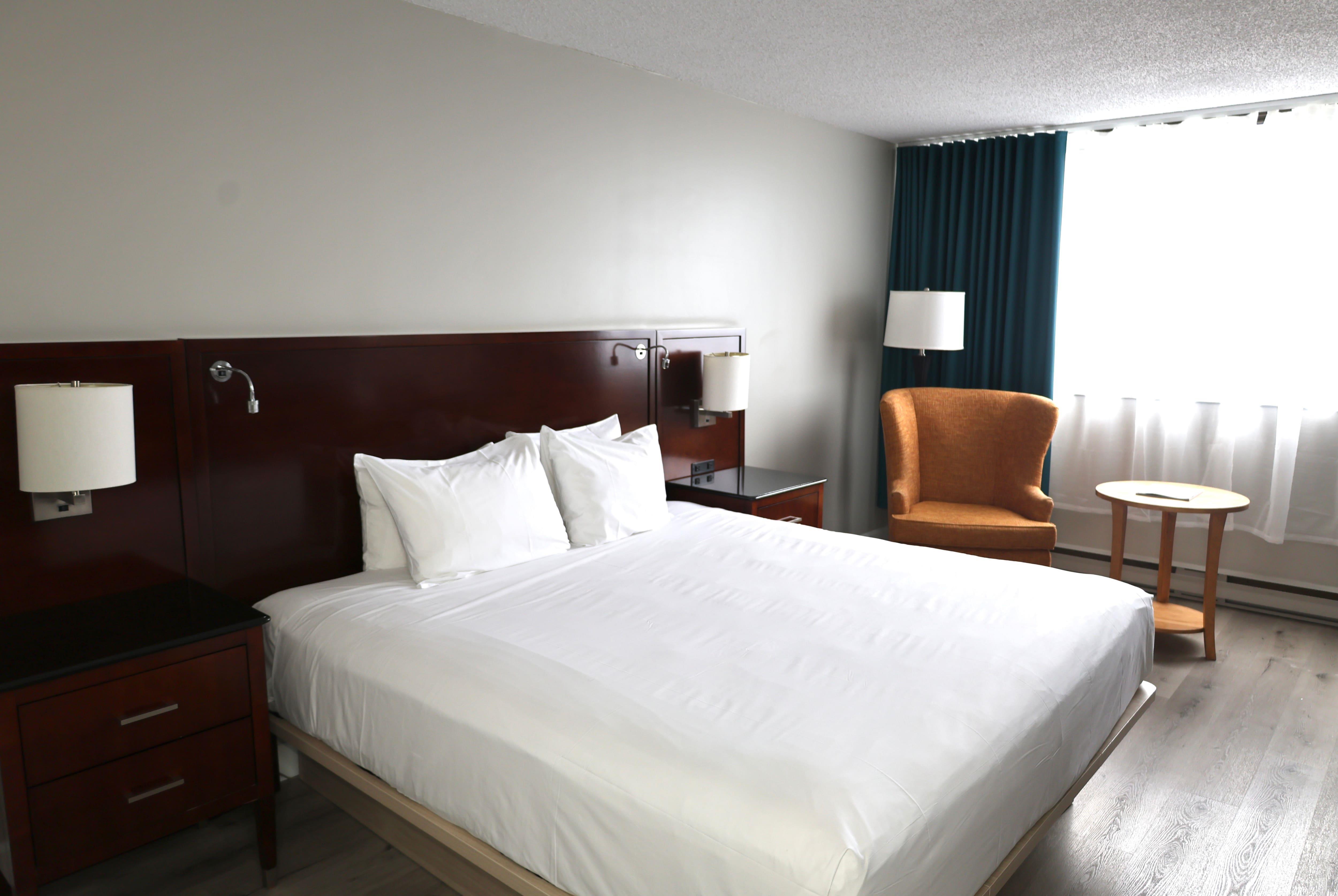 غرفة بسرير كينج، Travelodge by Wyndham Hotel & Convention Centre Quebec City 2/4