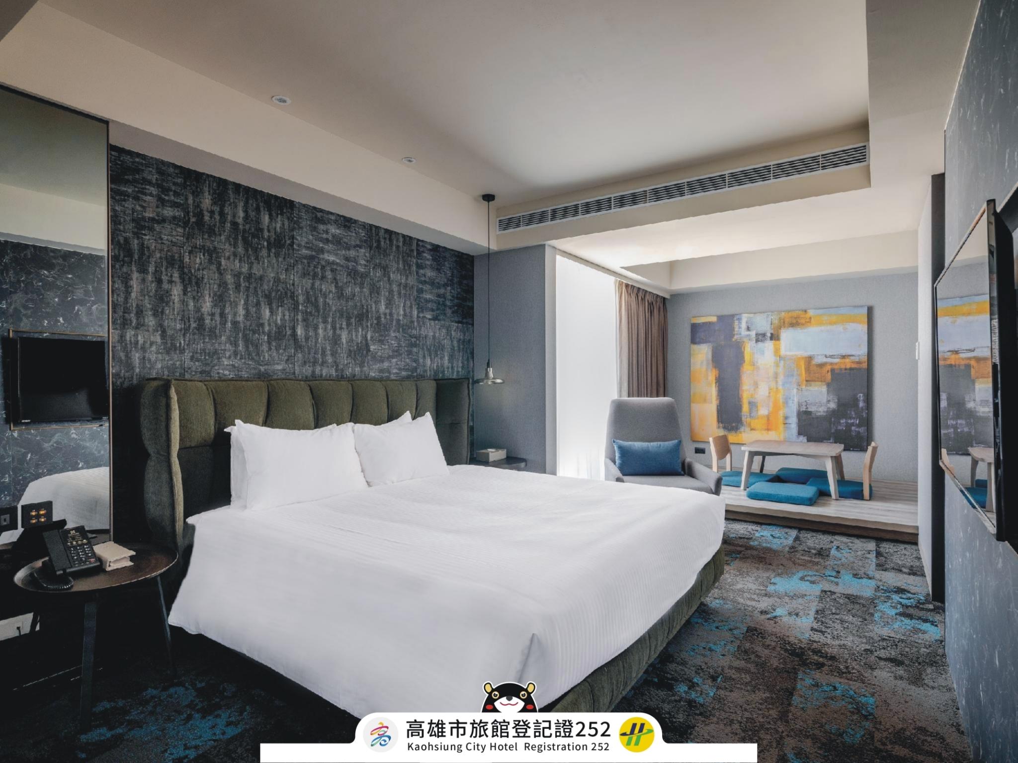 Deluxe, Suite, King Bed, Queen Bed