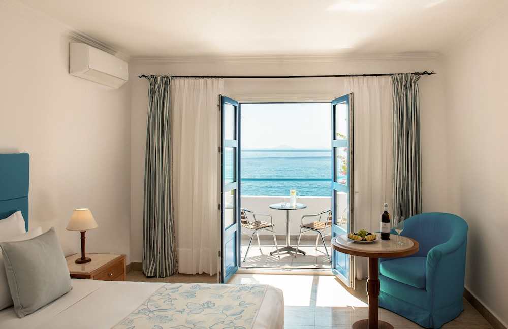Bungalow, Twin Beds, Sea Front, Row View