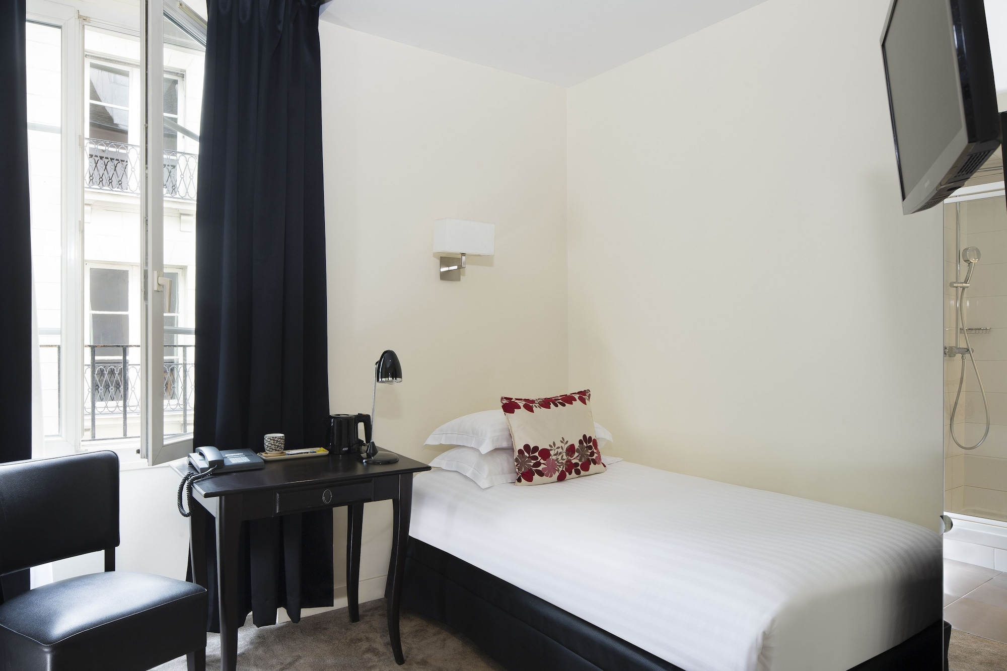 ROOM, SINGLE