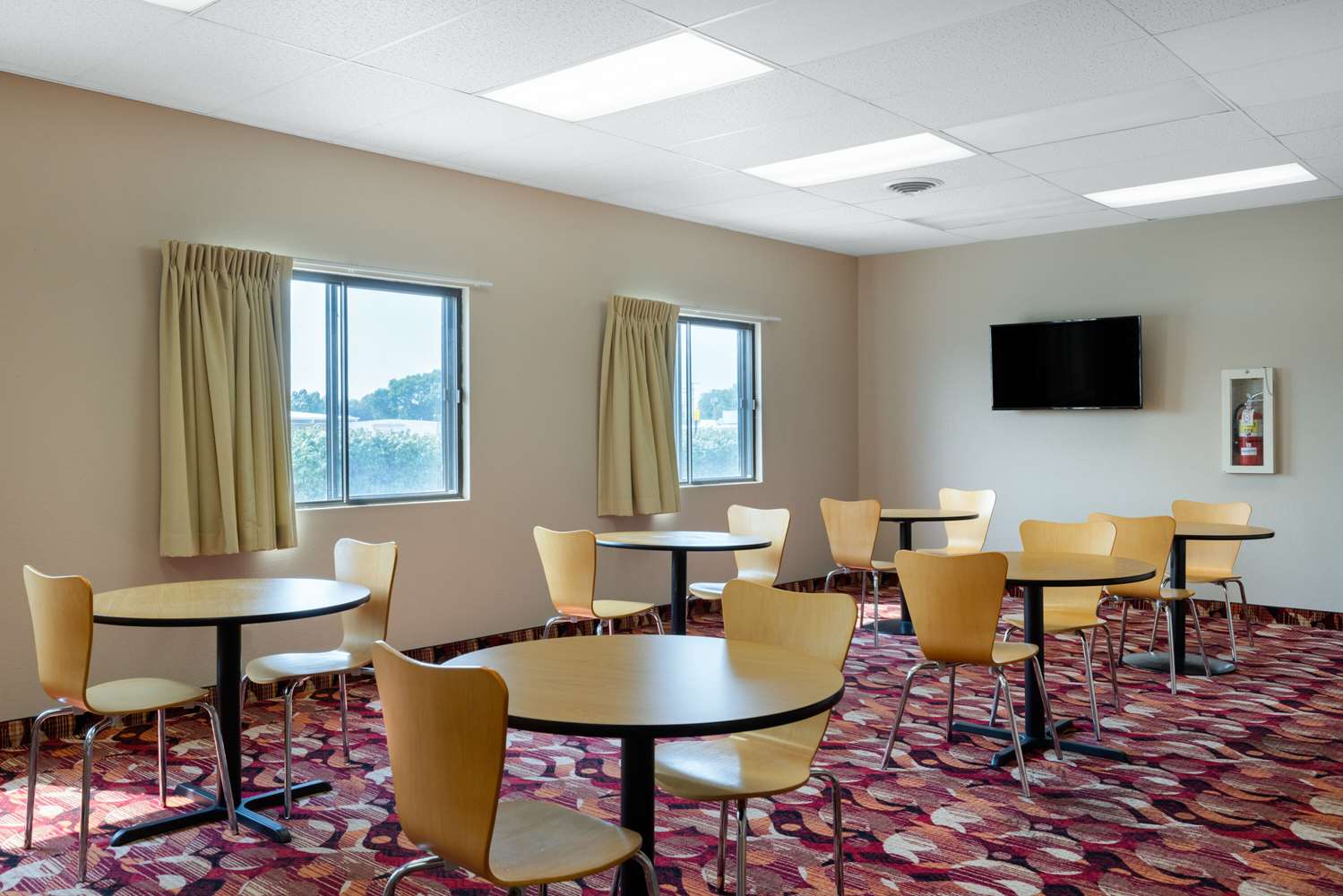 Super 8 by Wyndham O'Neill NE 25/30