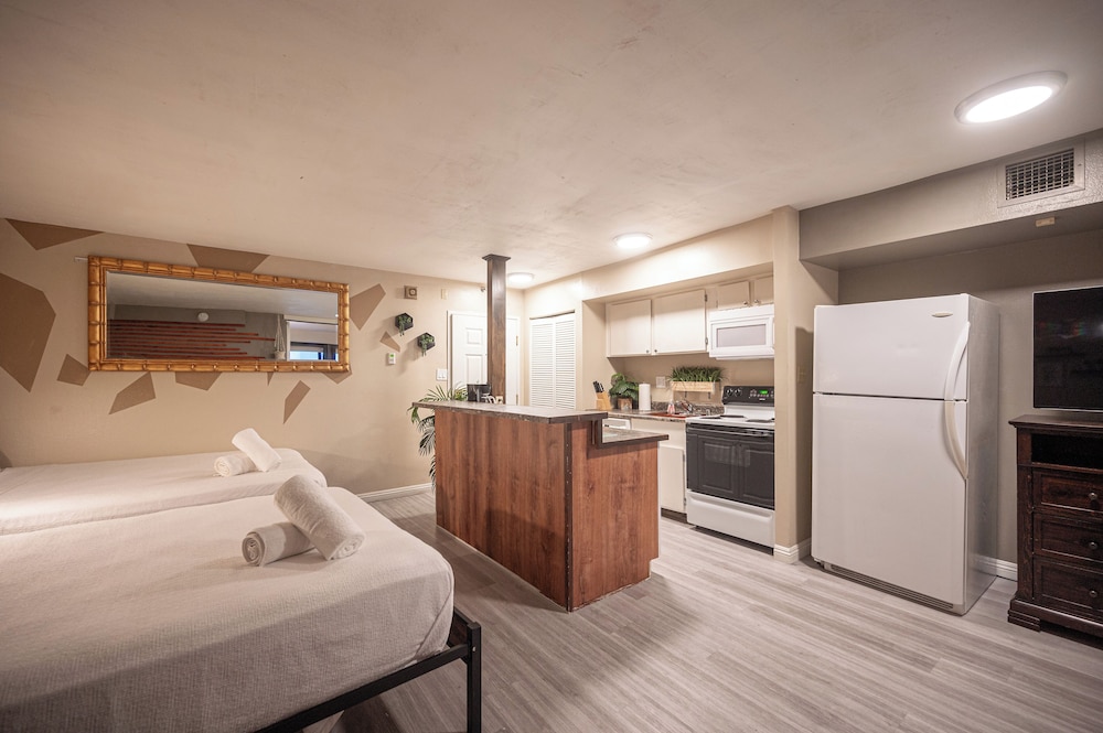 1Bd1Ba w BonusRM Stay Together Suites 27/62