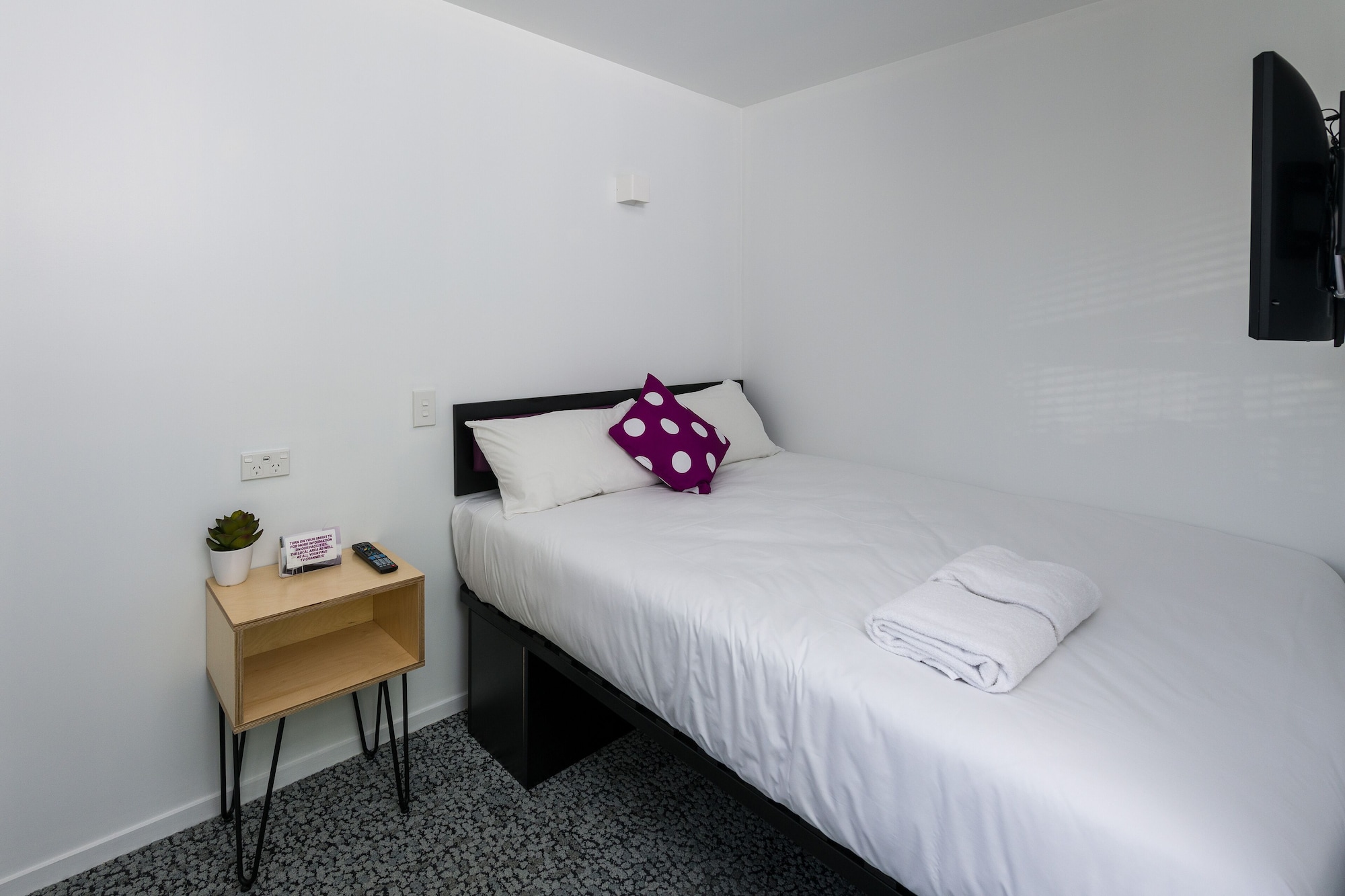Interior, Basic, Queen Bed, No Window