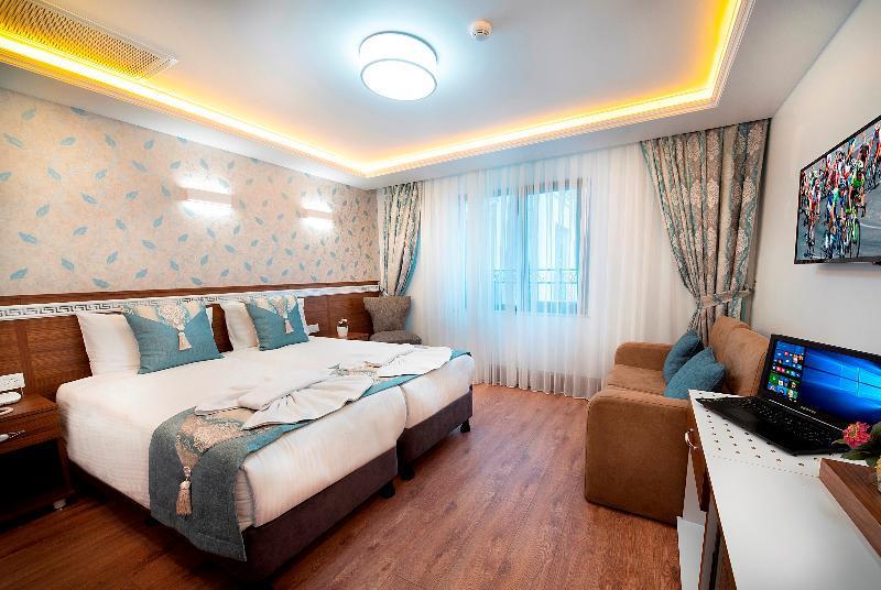 Standard, Single, 1 Queen and 1 Single Bed