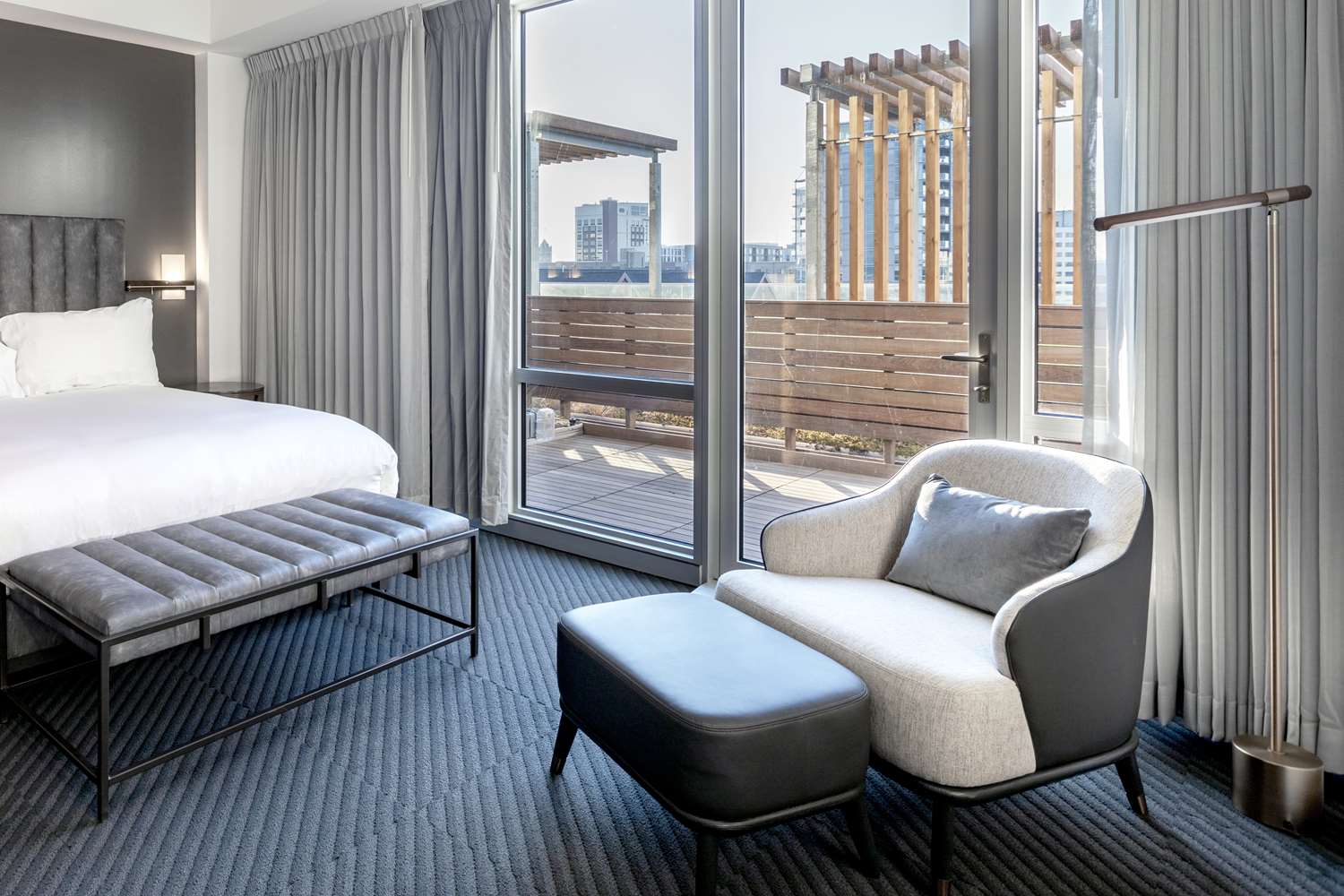غرفة بسرير كينج بشرفة