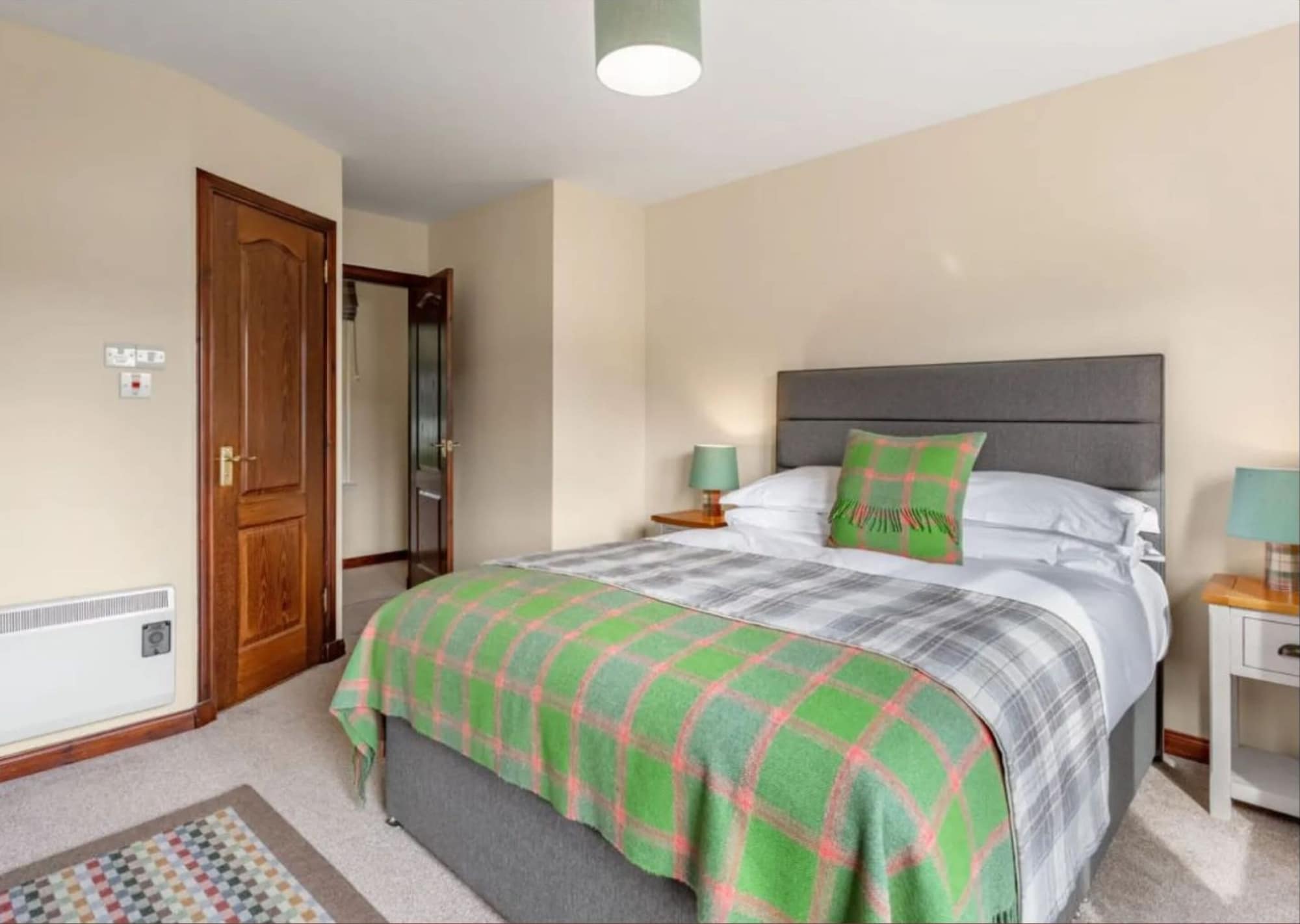 2 BEDROOMS, COTTAGE, LAKE VIEW