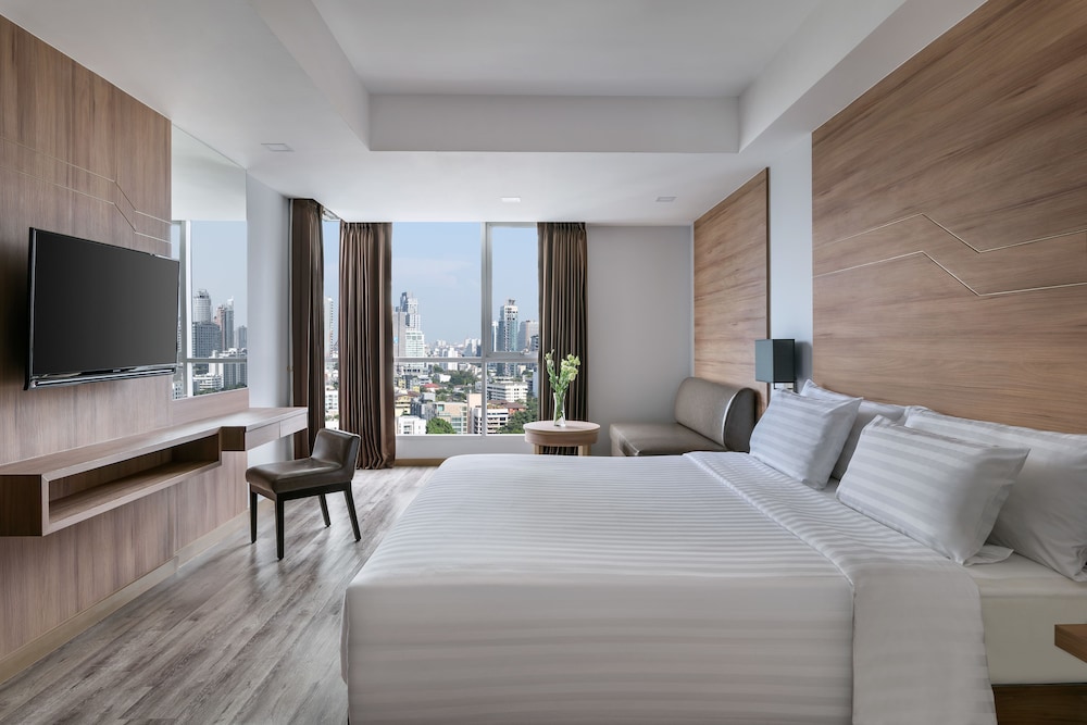 DELUXE, SUITE, KING BED, CITY VIEW