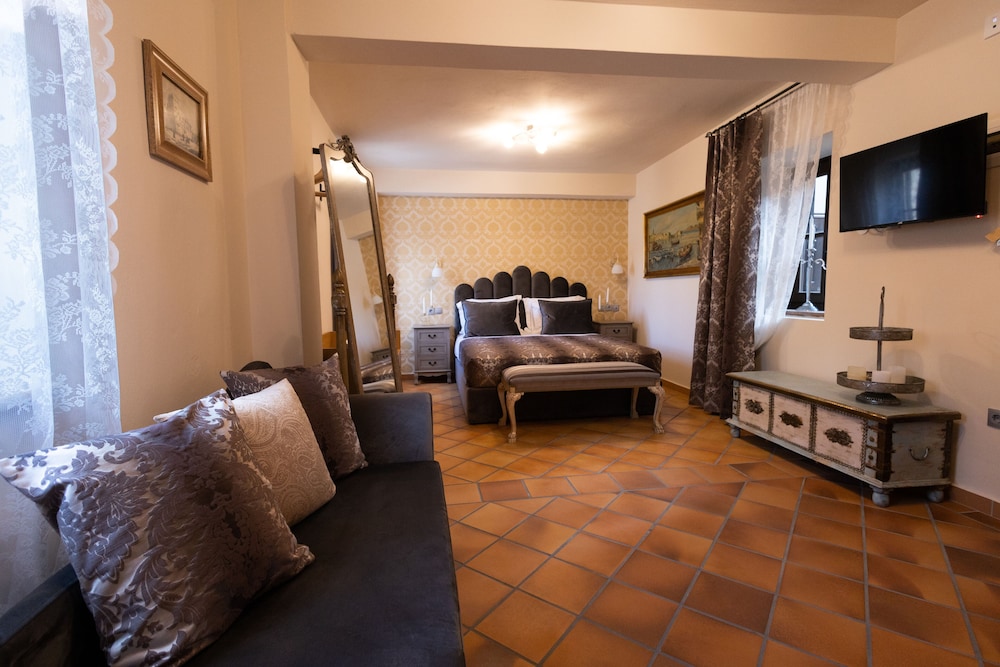 April Luxury Suites 37/50