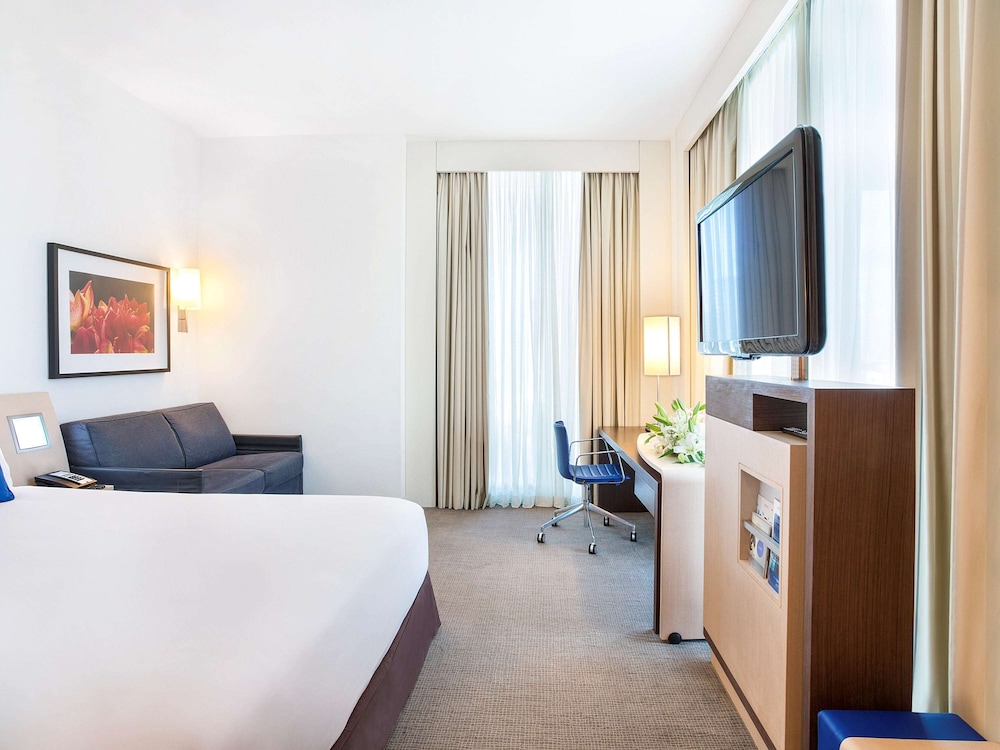 SUITE, EXECUTIVE LOUNGE ACCESS