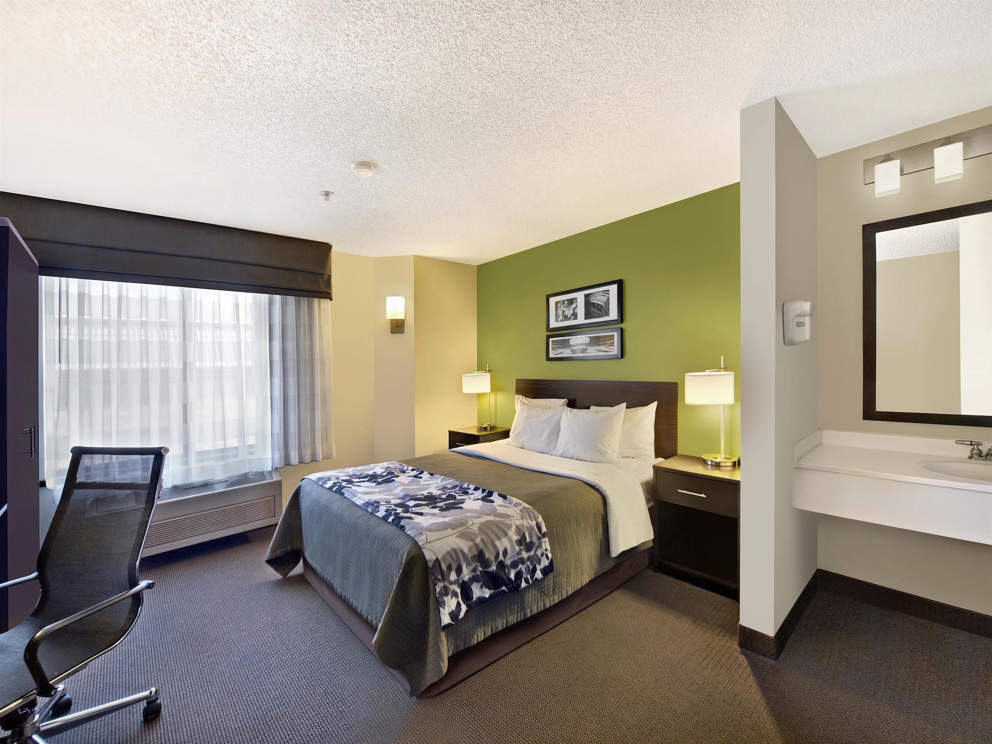 ROOM, QUEEN BED
