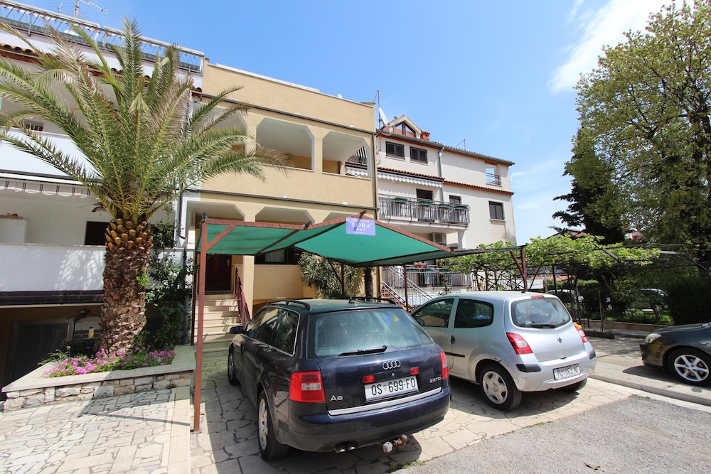 APARTMENTS LORA 56/66