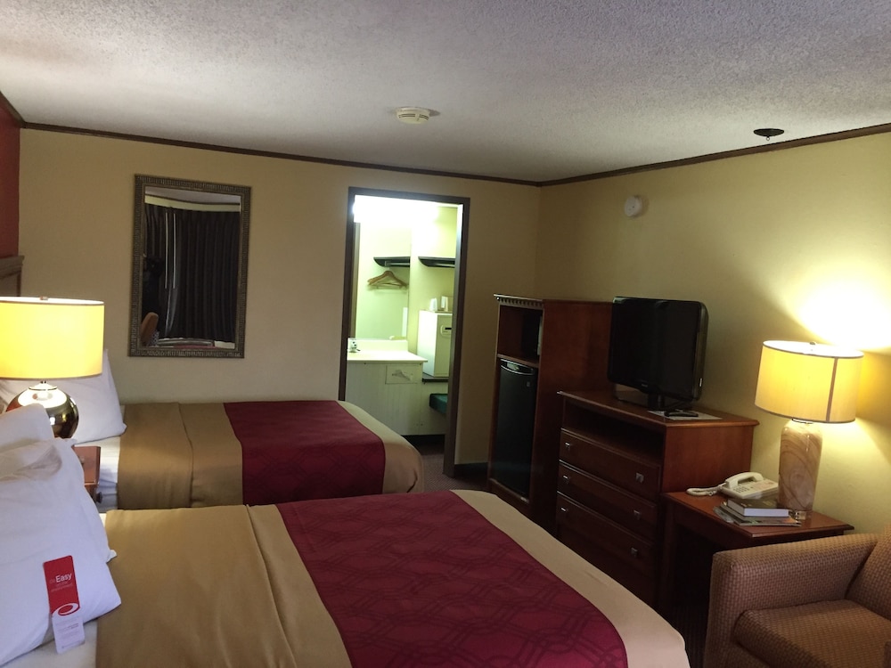Econo Lodge Norwalk 16/28