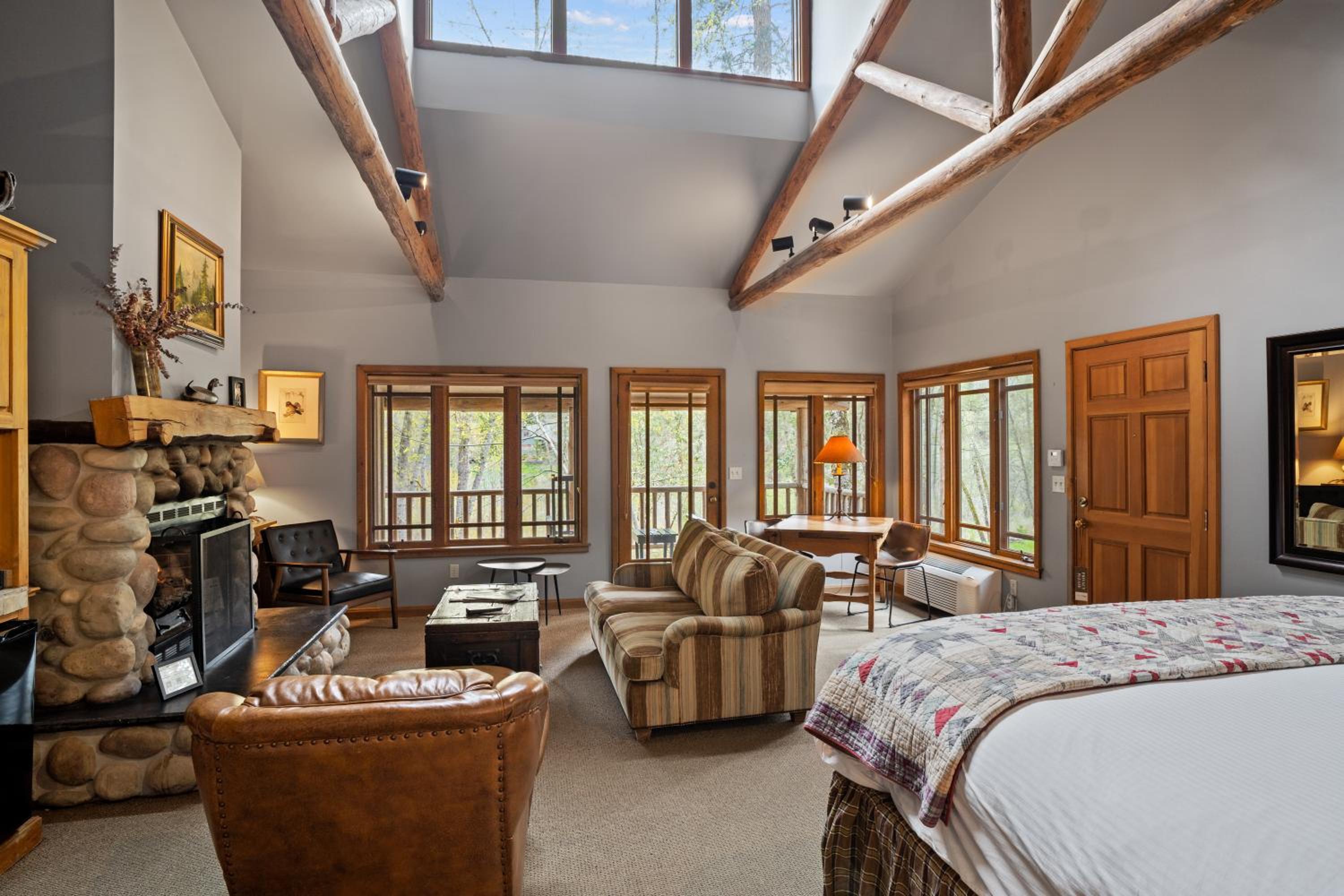 Suite, King Bed, River Front, Jetted Tub