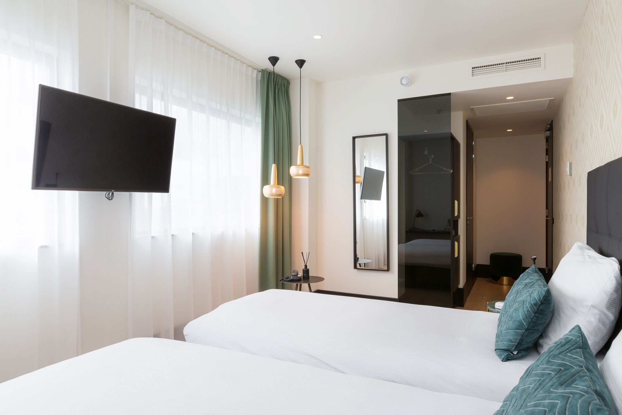 COMFORT, TWIN BEDS