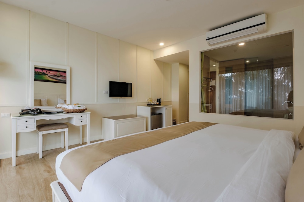 Deluxe, King Bed, Town View