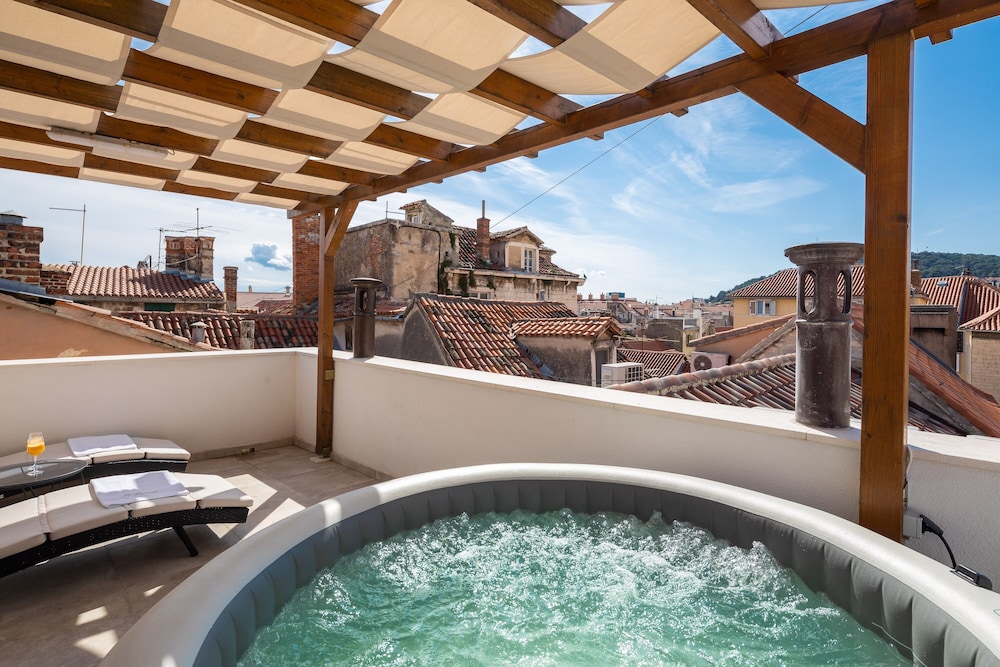 Le Premier Luxury Rooms 24/43