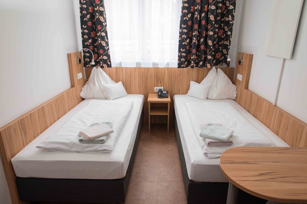 ROOM, SINGLE, SHARED BATHROOM