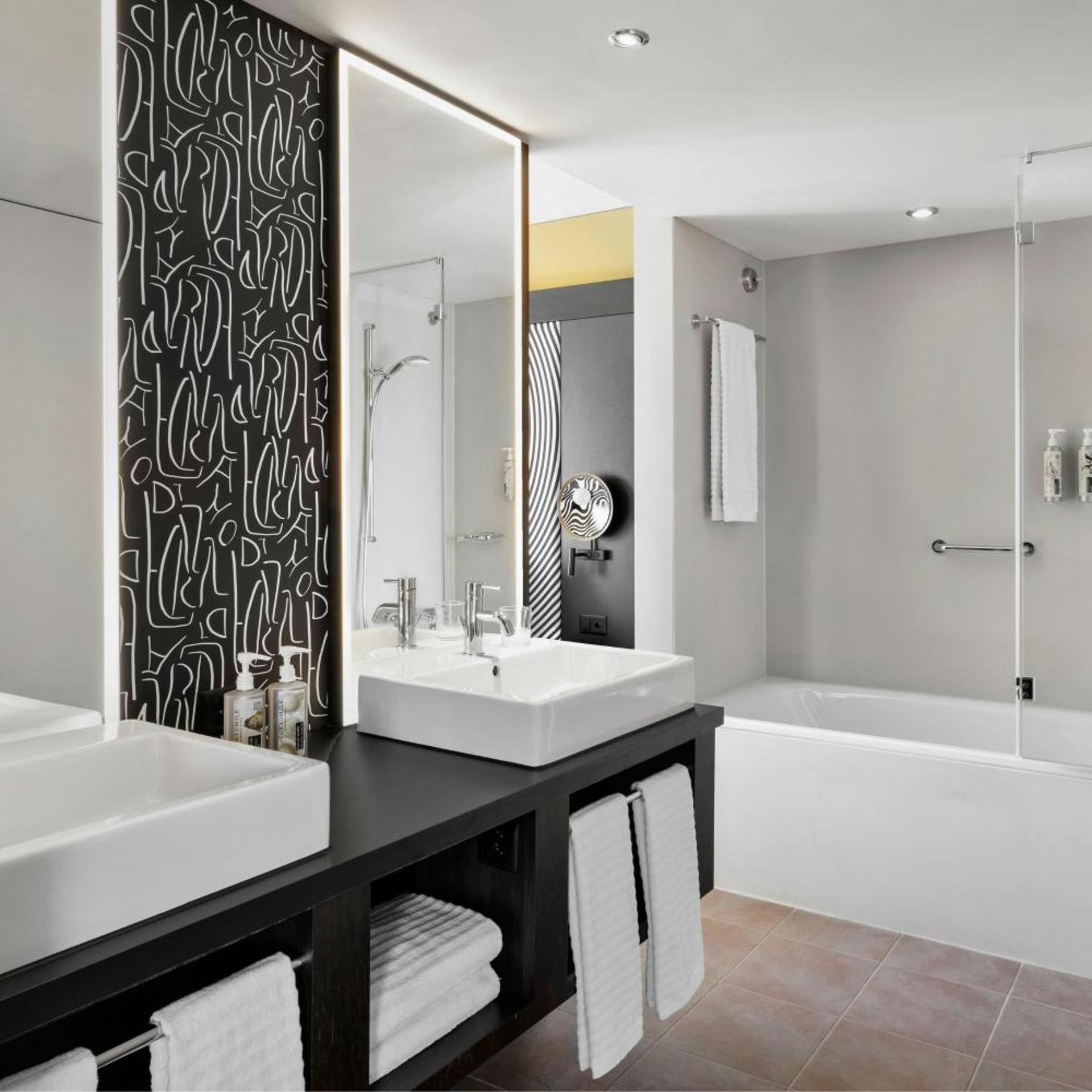 جناح تنفيذي بسرير كينج مع أريكة مع دخول صالة النادي، RENAISSANCE ZURICH TOWER HOTEL 7/9