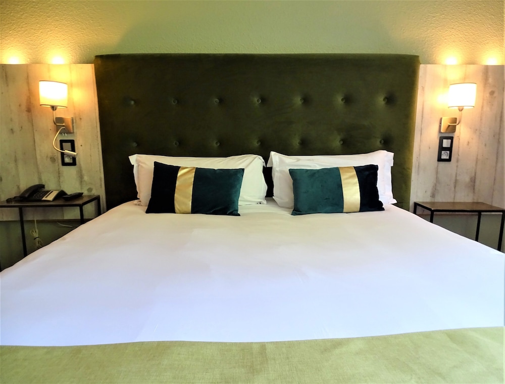 ROOM, DOUBLE BED