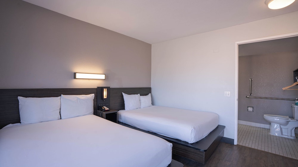 2 Full Beds - Suite, Non-Smoking