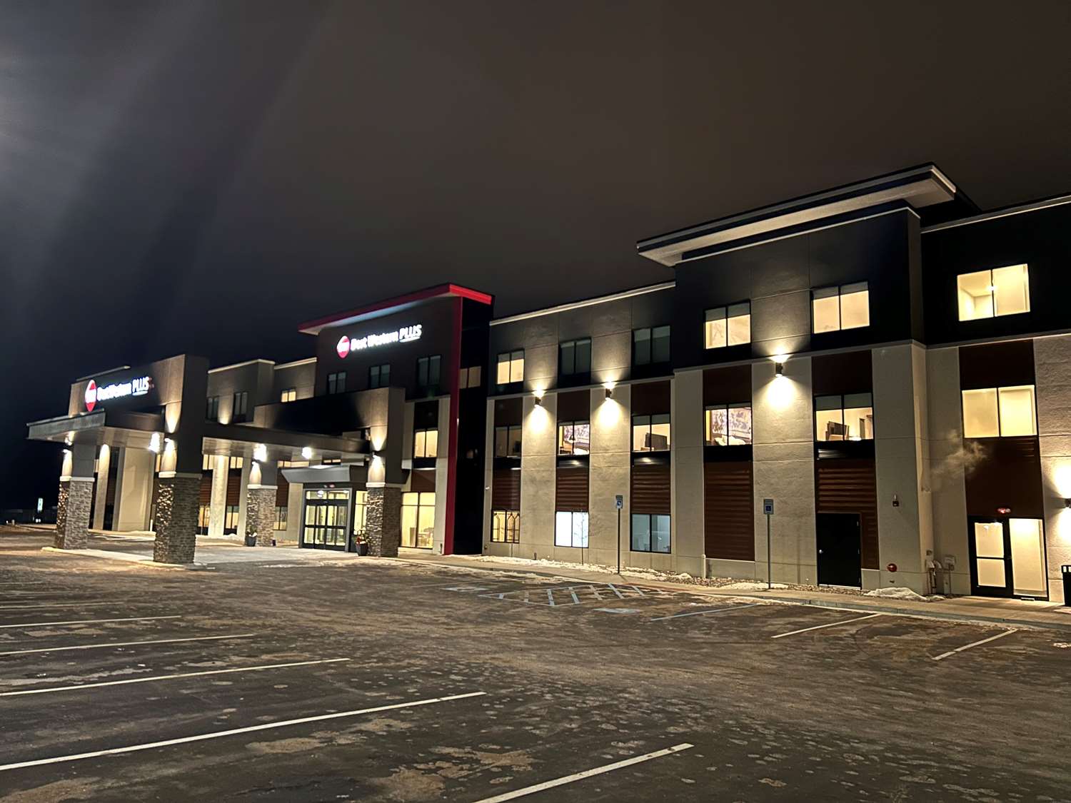 Best Western Plus Marquette Hotel and Suites 1/5