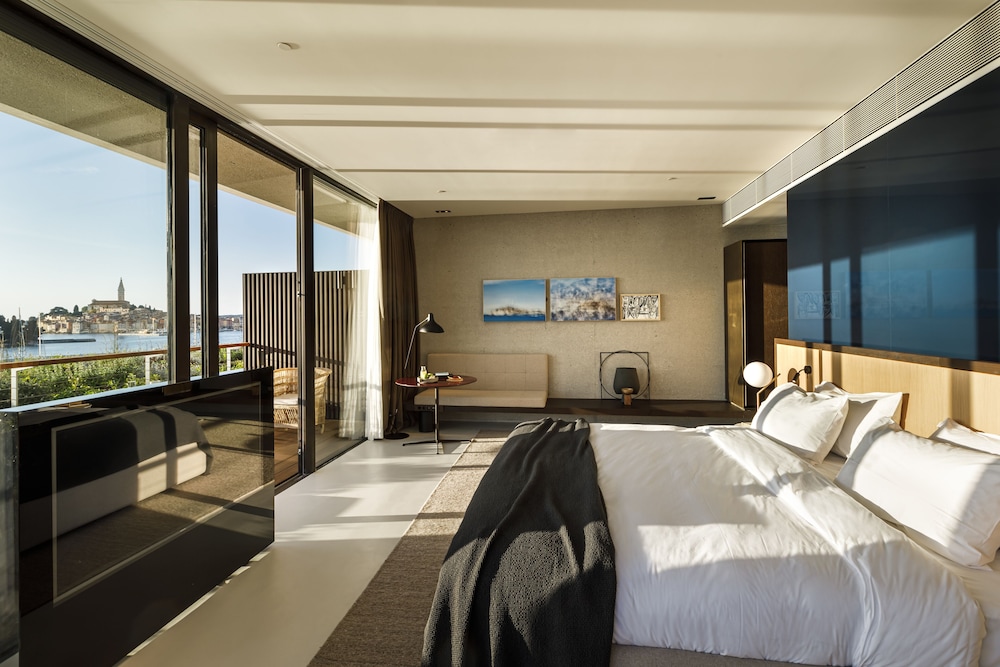 HORIZON, DELUXE, SUITE