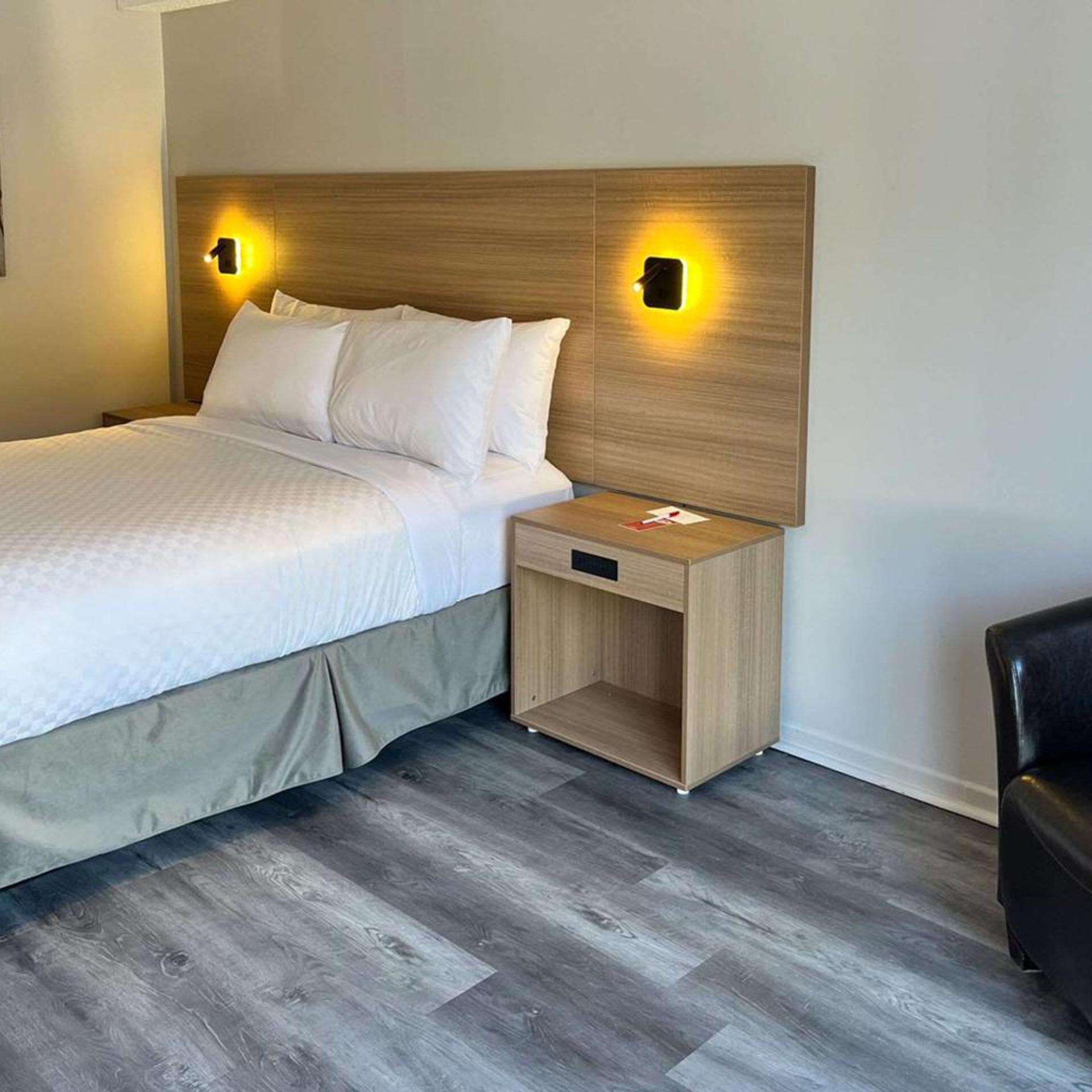 ROOM, QUEEN BED