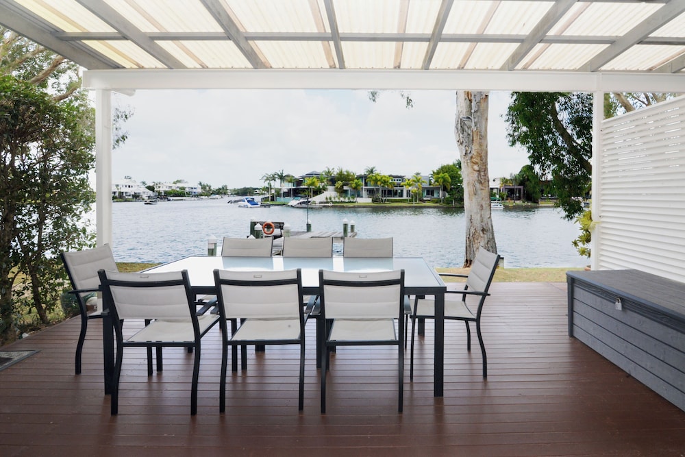 NOOSA ENTRANCE WATERFRONT RESORT 65/80