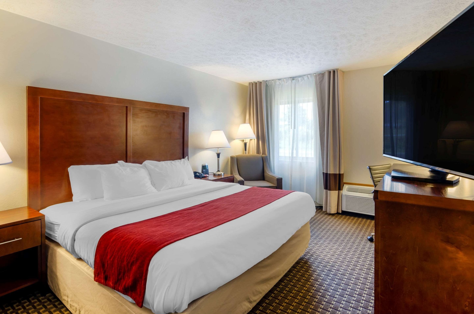 غرفة بسرير كينج لذوي الإعاقة، Comfort Inn Atkins 2/3