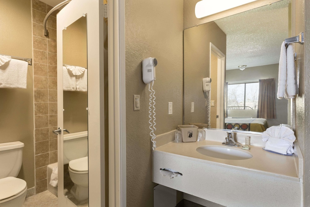 Super 8 By Wyndham Ridgecrest 43/44