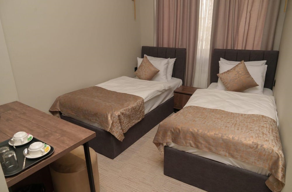 Twelve Inn Hotel 17/40