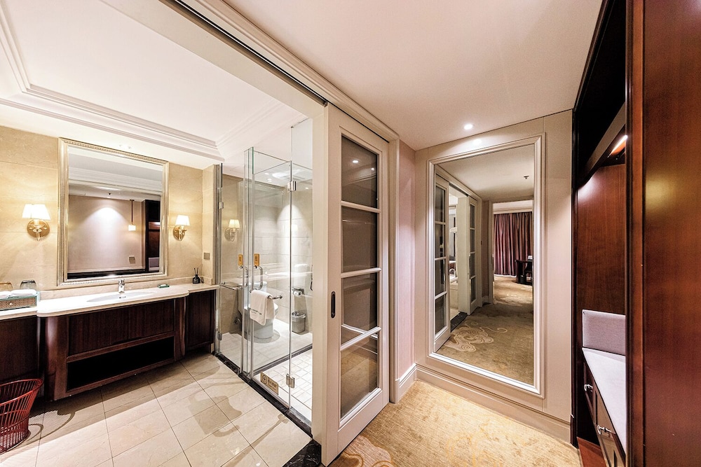 DELUXE, SUITE