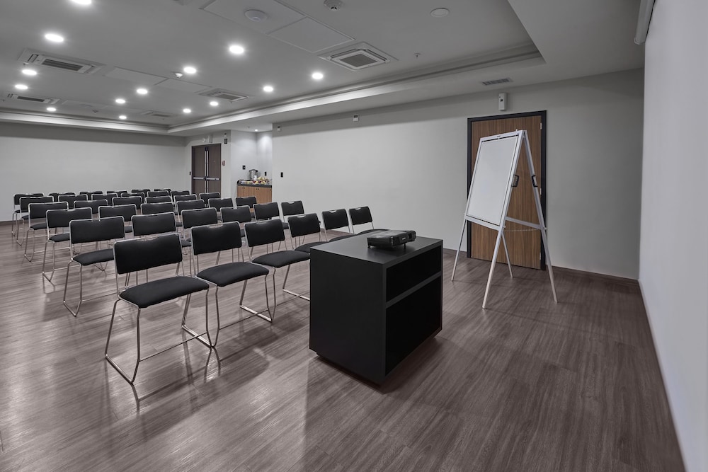 City Express by Marriott Monterrey Lindavista 43/51