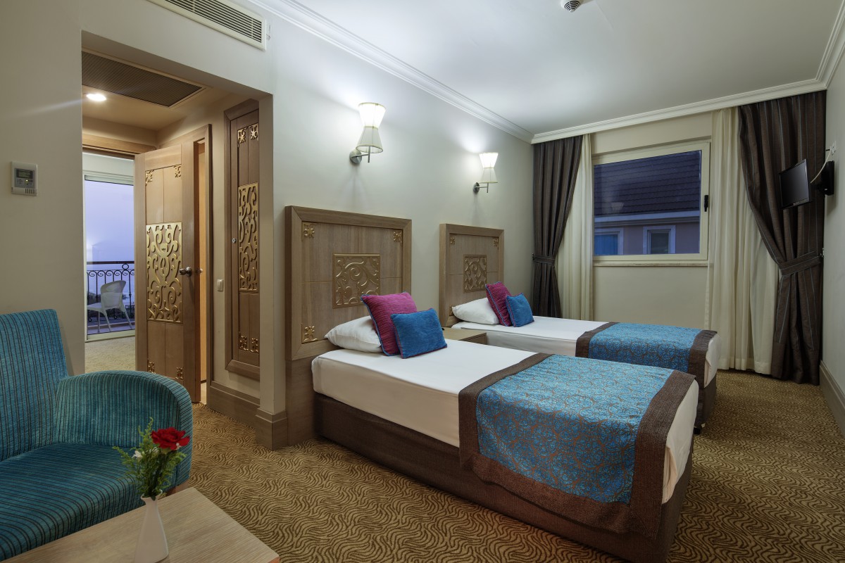 FAMILY LANDVIEW ROOM