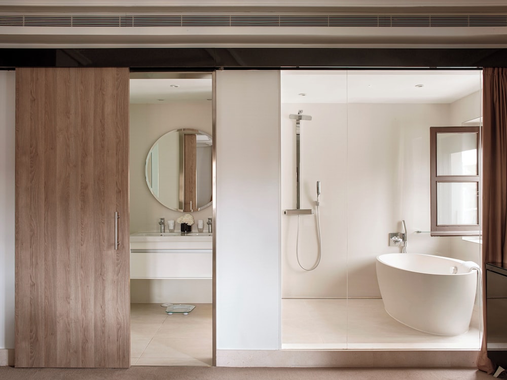 Red Level, Junior Suite, King Bed, Palacio de Los Duques Gran Melia 5/7