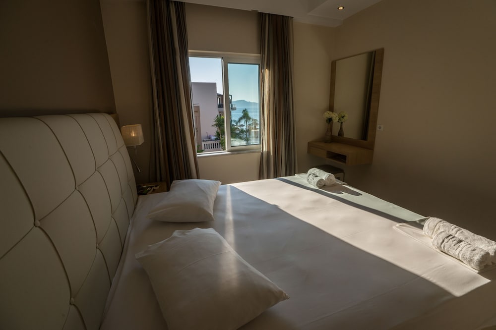 Golden Bay Suites 13/67