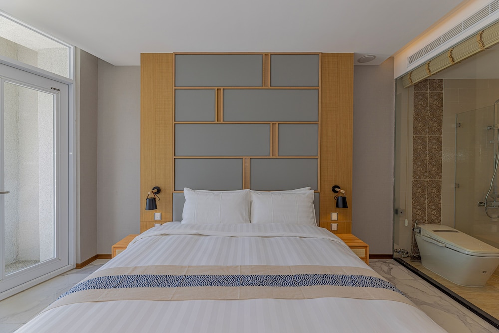 STANDARD, DOUBLE BED, LAKE VIEW