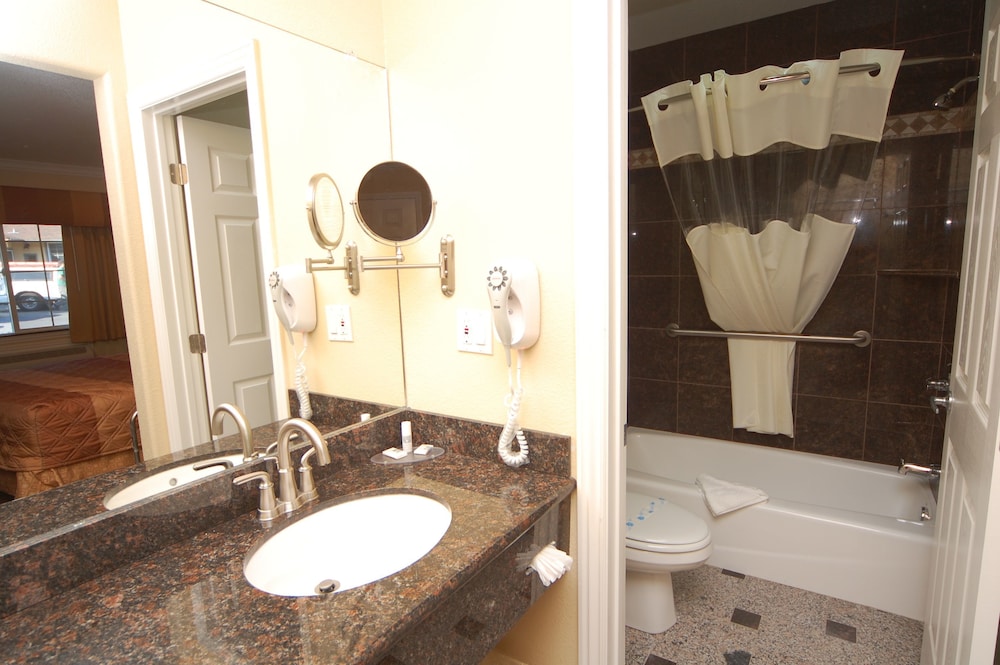 Monterey Surf Inn 25/40