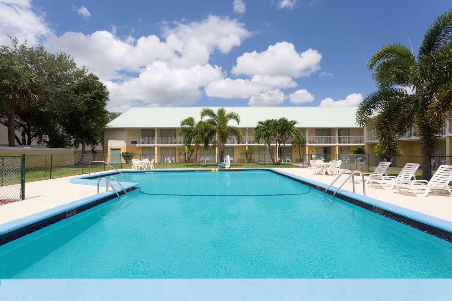 Howard Johnson By Wyndham Vero Beach / Downtown 9/22