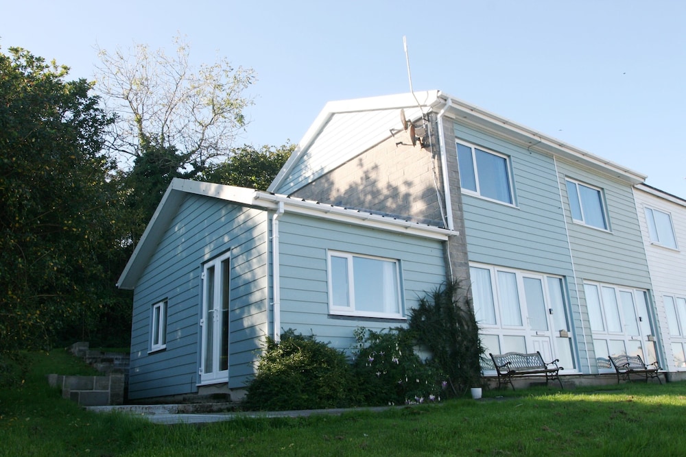 Freshwater Bay Holiday Cottages 1/50