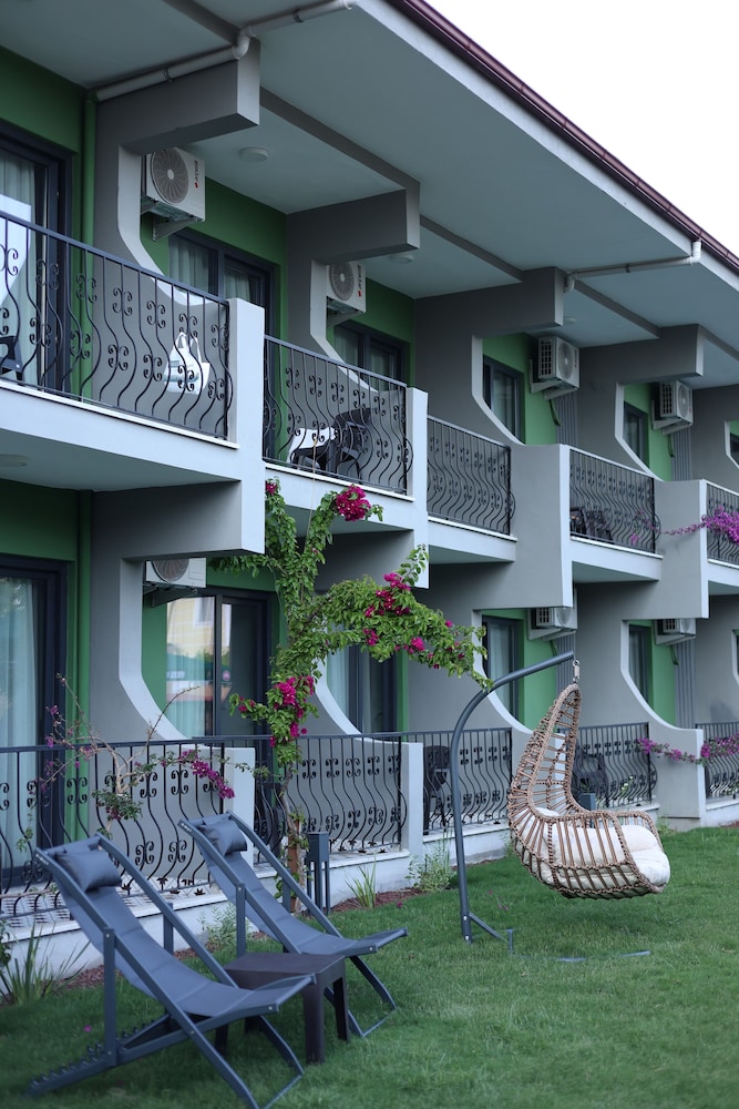 Patio Hotel 4/25