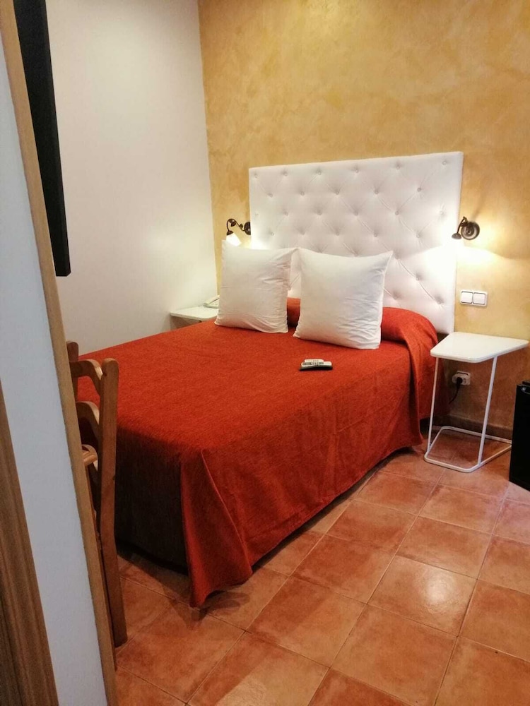Hostal Las Fuentes 9/66