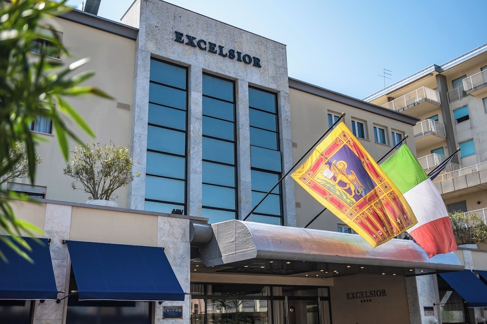 Excelsior Hotel 6/61